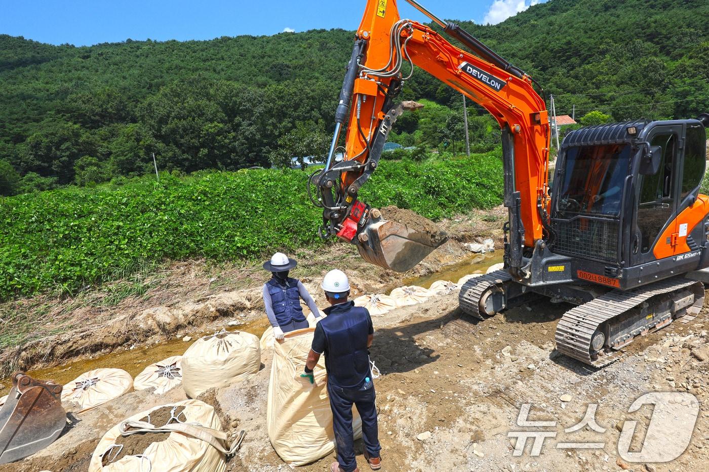 폭염경보가 내려진 25일 현장관계자들이 폭우로 무너진 전남 담양군 금성면 가사 소하천의 제방을 다시 쌓아올리고 있다. 2025.7.25/뉴스1 ⓒ News1 박지현 기자