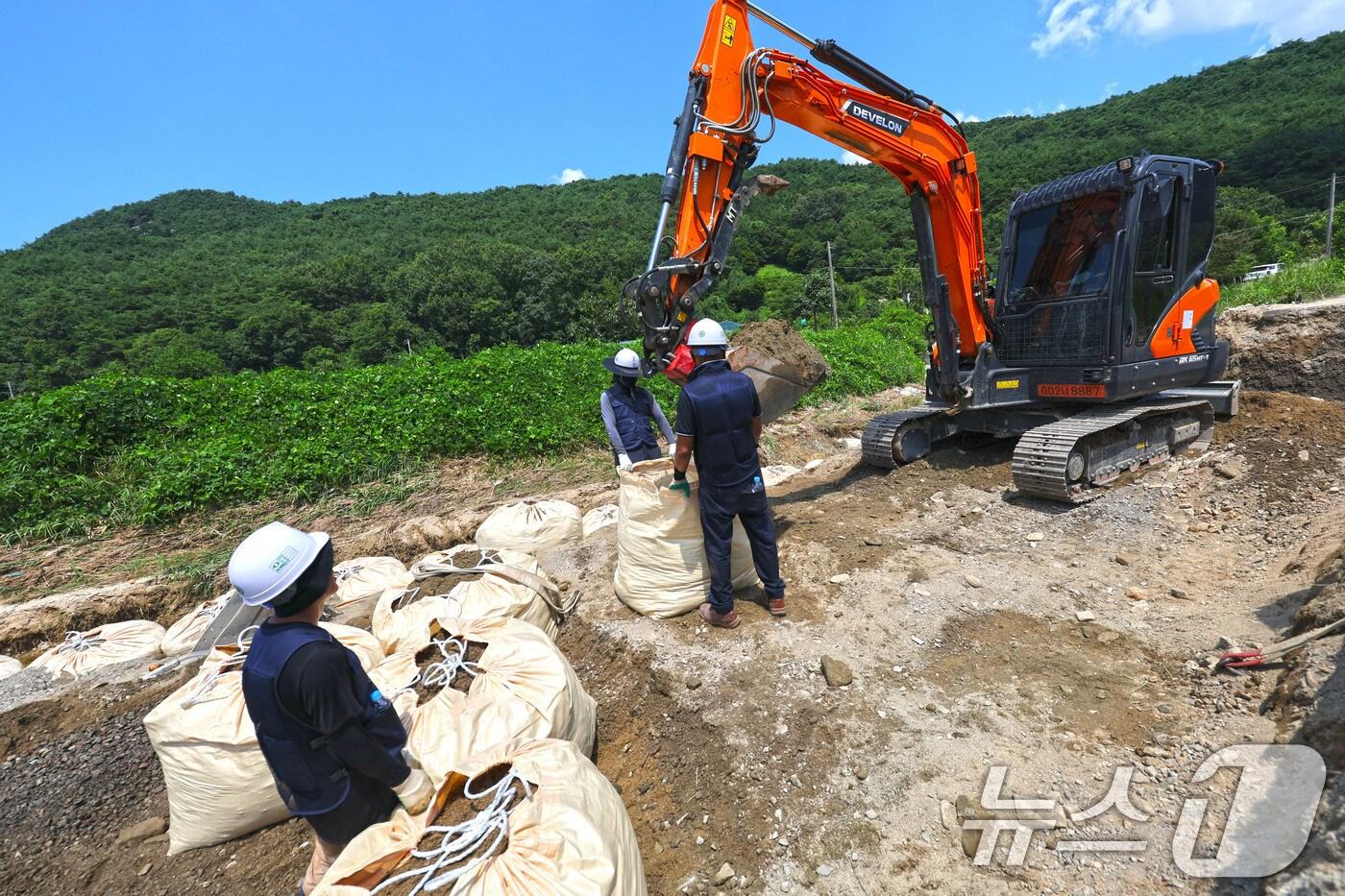 폭염경보가 내려진 25일 현장관계자들이 폭우로 무너진 전남 담양군 금성면 가사 소하천의 제방을 다시 쌓아올리고 있다. 2025.7.25/뉴스1 ⓒ News1 박지현 기자