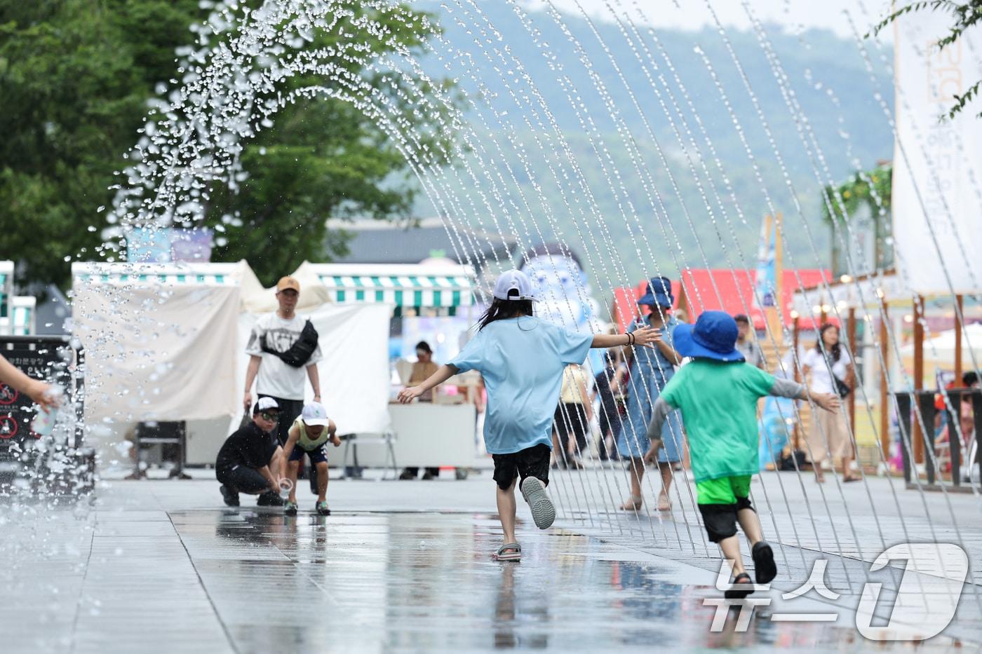 서울 광화문광장 바닥분수에서 어린이들이 물놀이를 하며 더위를 식히고 있다. ⓒ News1 신웅수 기자