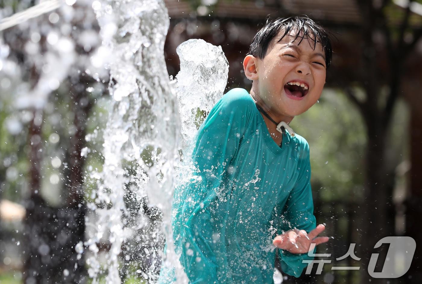 폭염이 연일 계속되는 25일 오후 대구 중구 수창공원 물놀이장에서 한 어린이가 물놀이를 하며 찜통더위를 식히고 있다. 2025.7.25/뉴스1 ⓒ News1 공정식 기자