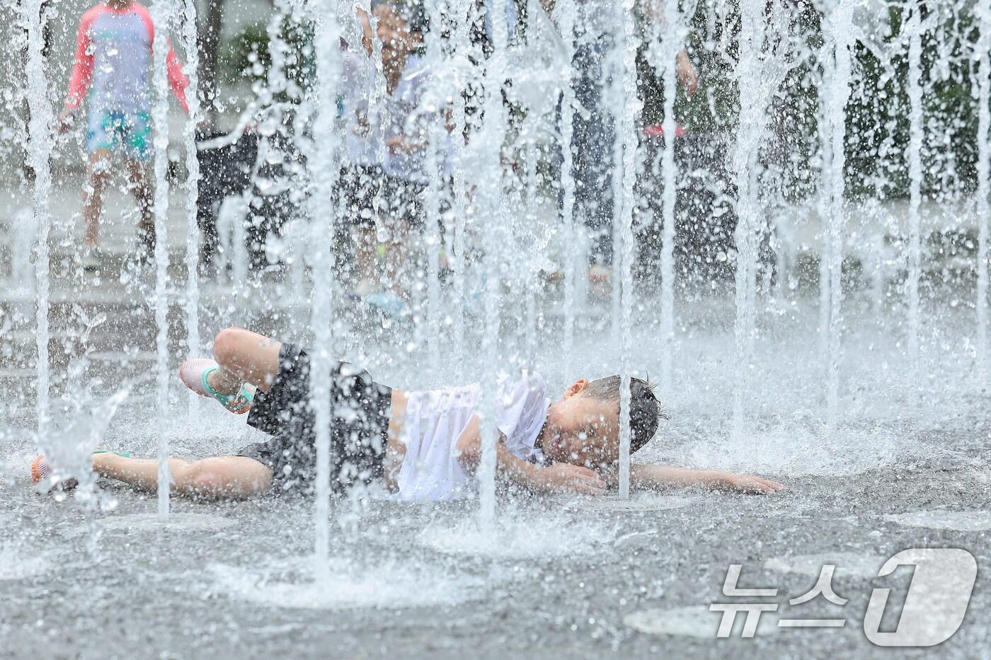 전국 대부분 지역에 폭염 경보가 발효된 25일 서울 광화문광장 바닥분수에서 어린이들이 물놀이를 하며 더위를 식히고 있다.  2025.7.25/뉴스1 ⓒ News1 신웅수 기자