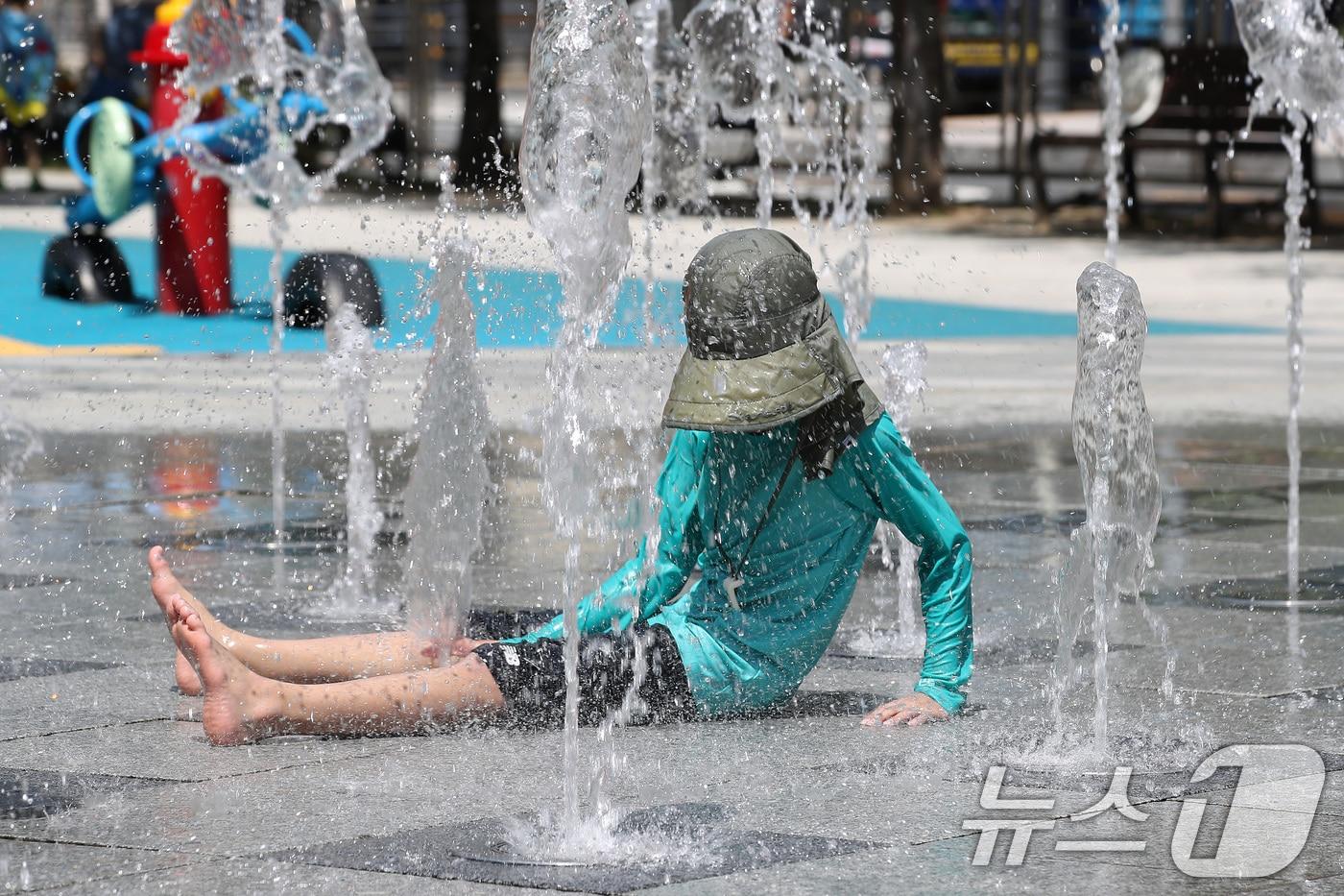 폭염이 연일 계속되는 25일 오후 대구 중구 수창공원 물놀이장에서 한 어린이가 물놀이를 하며 찜통더위를 식히고 있다. 2025.7.25/뉴스1 ⓒ News1 공정식 기자