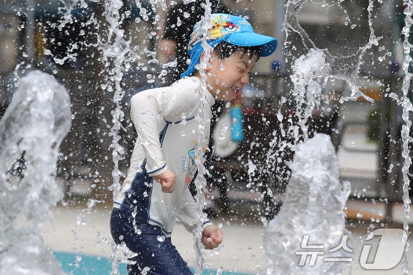 27일 포항과 울릉도에서 열대야가 나타났다. 사진은 지난 25일 오후 대구 중구 수창공원 물놀이장에서 한 어린이가 물놀이를 하는 모습. 2025.7.25/뉴스1 ⓒ News1 공정식 기자