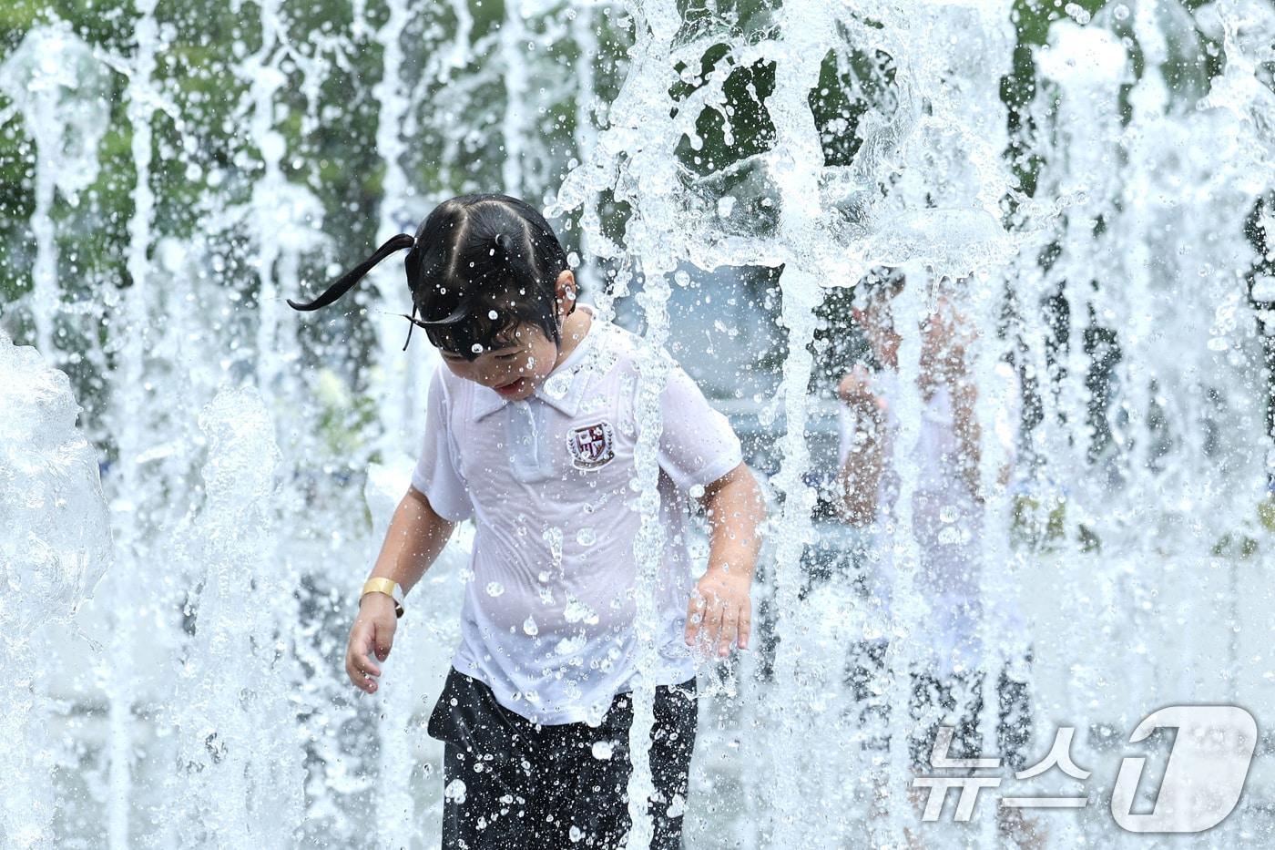 전국 대부분 지역에 폭염 경보가 발효된 25일 서울 광화문광장 바닥분수에서 어린이들이 물놀이를 하며 더위를 식히고 있다. 기상청은 토요일인 오는 25일에는 서울 낮 최고기온이 38도까지 올라갈 것으로 예보했다. 2025.7.25/뉴스1 ⓒ News1 신웅수 기자