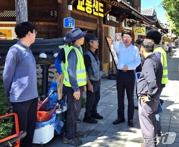 본문 이미지 - 우범기 전주시장이 25일 혁신동 일원과 전주한옥마을 생활쓰레기 수거현장을 방문, 폭염 속에서 근무하고 있는 환경관리원을 격려했다.(전주시 제공, 재판매 및 DB 금지)/뉴스1