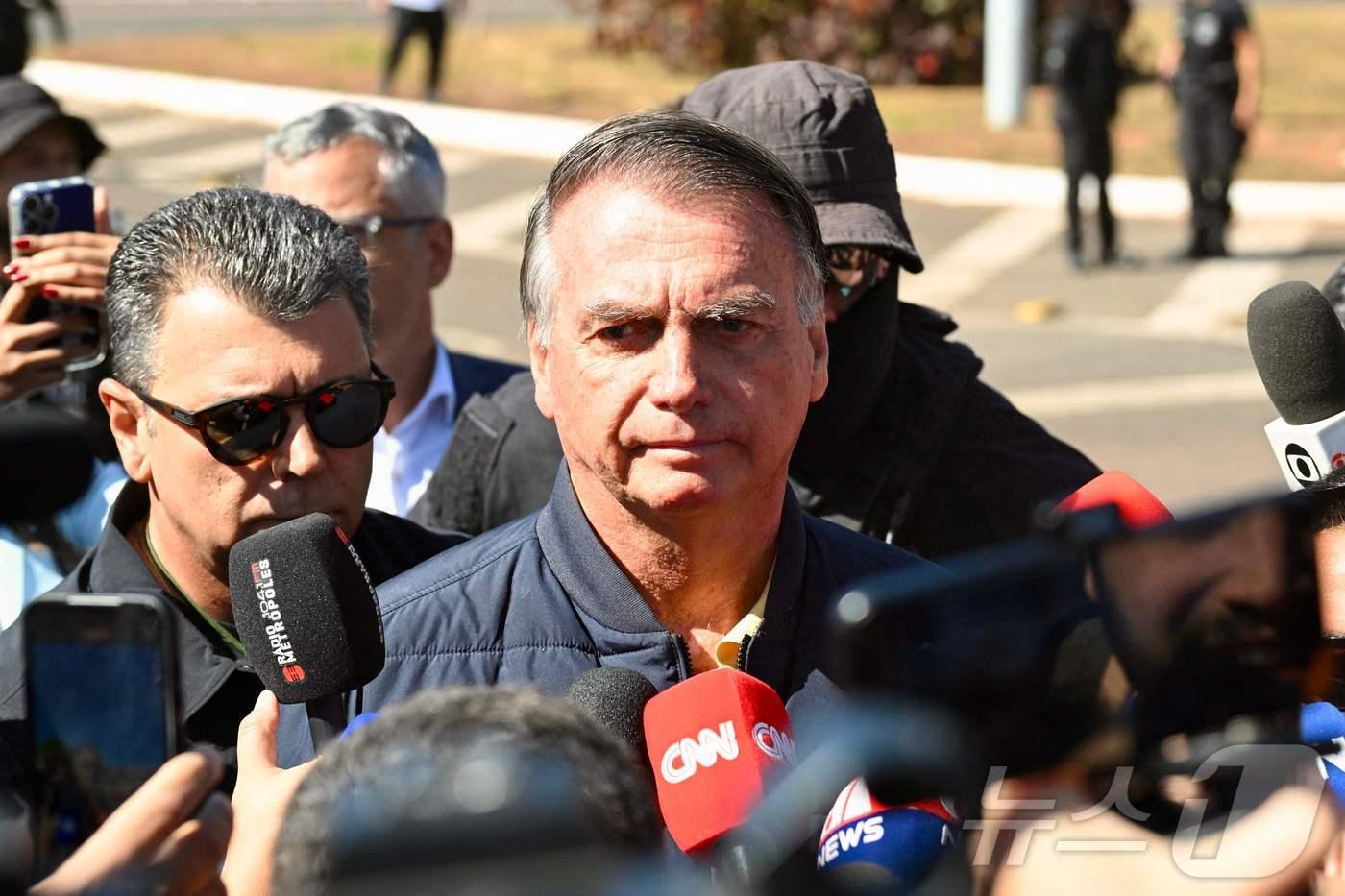 브라질 브라질리아에서 자이르 보우소나루 전 브라질 대통령이 전자 발찌를 착용한 뒤 취재진의 질문을 받고 있다. 2025.07.18. ⓒ AFP=뉴스1 ⓒ News1 윤다정 기자