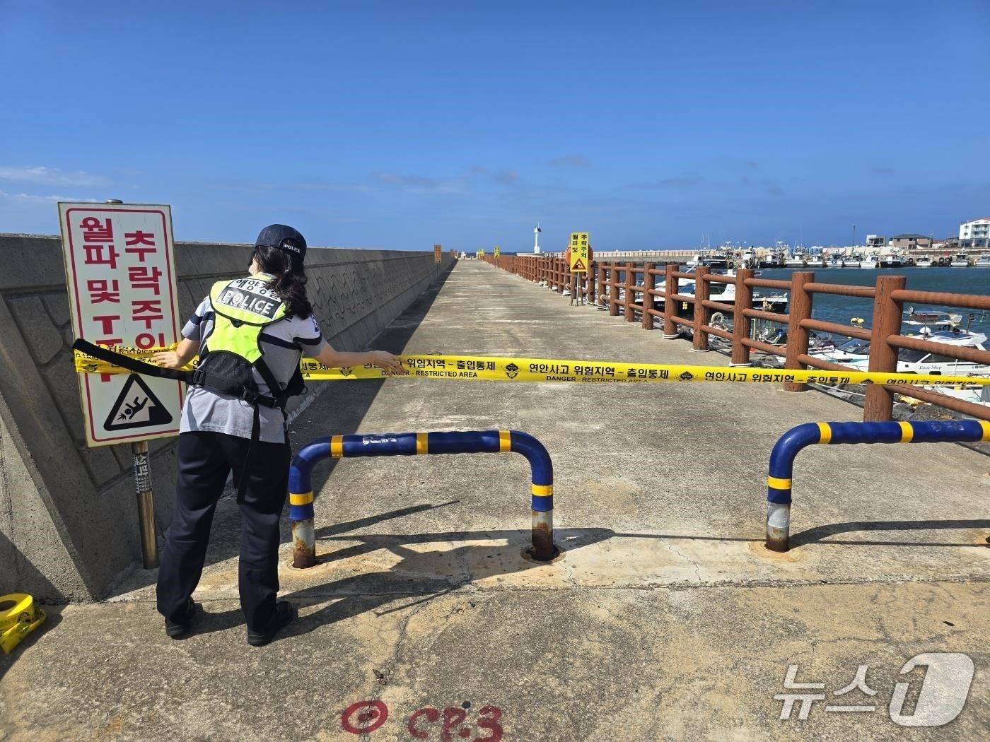 본문 이미지 - 제주 해안가에 설치된 통제 라인.&#40;제주해양경찰서 제공. 재판매 및 DB 금지&#41;