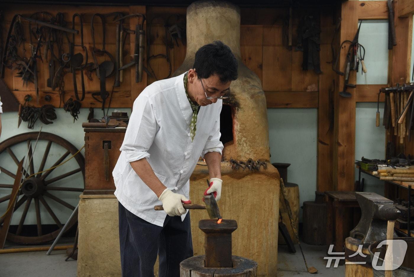 충북도지정문화재 야장 기능보유자로 인정 예고된 대장장이 유동열씨.(충북도 제공. 재판매 및 DB 금지)/뉴스1