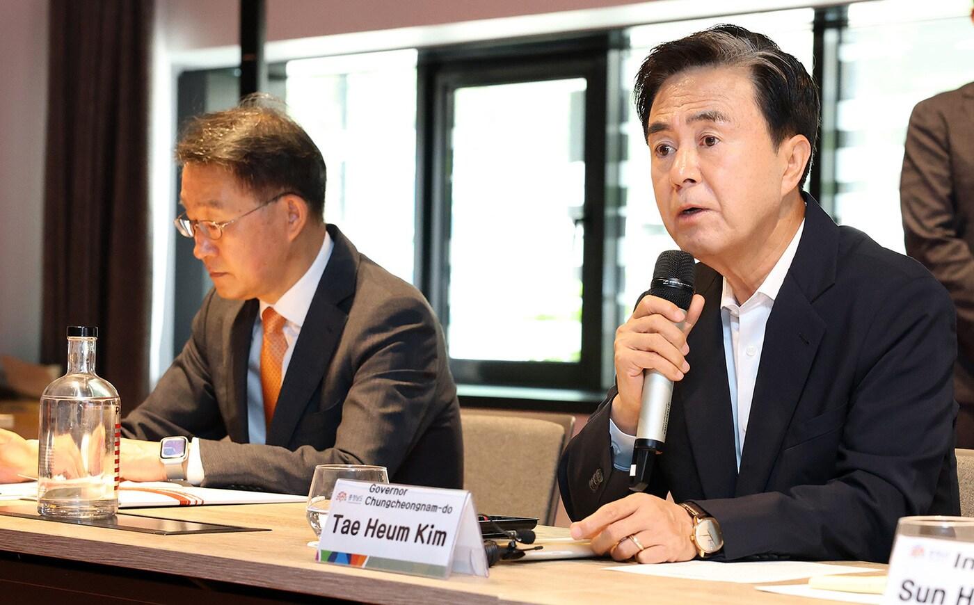 김태흠 지사가 프랑스 파리에서 '유미코아', '에어리퀴드' 기업과 MOU를 체결하고 있는 모습.(충남도 제공. 재판매 및 DB금지)/뉴스1