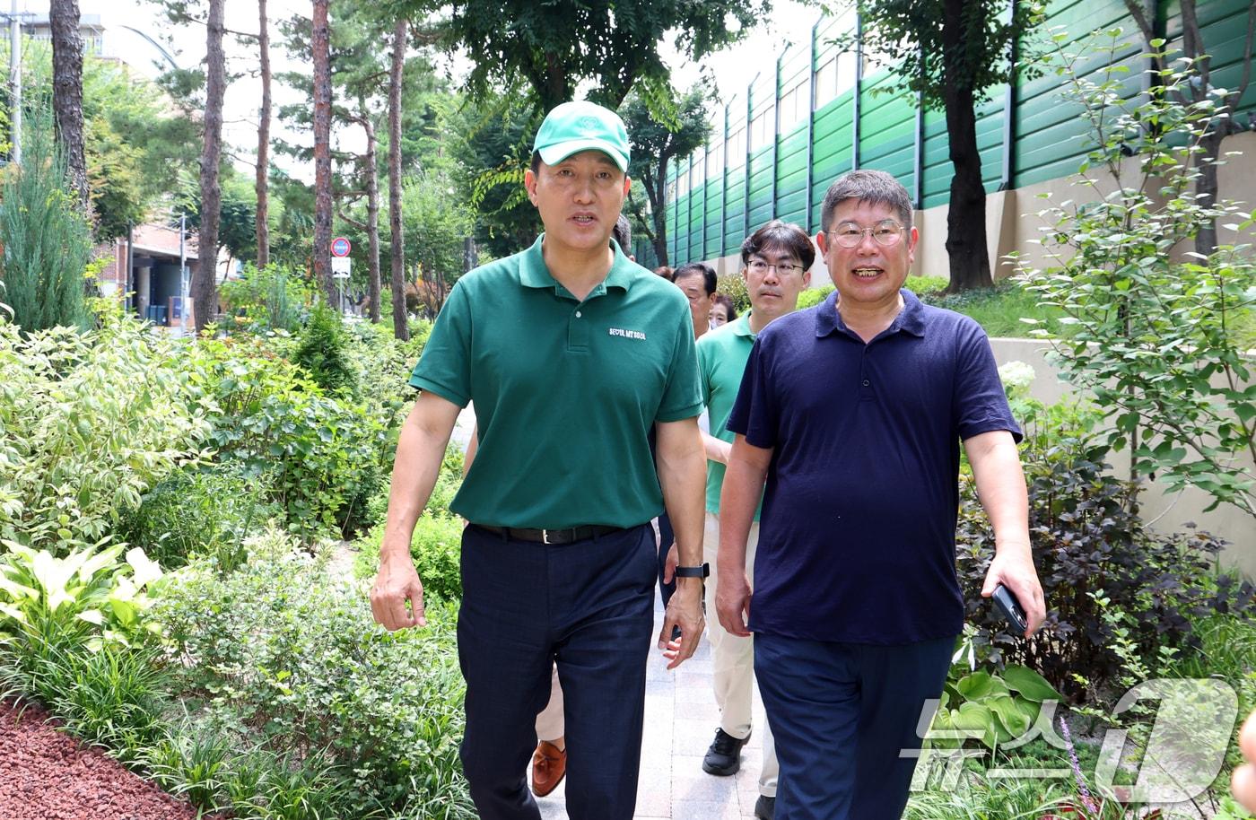 본문 이미지 - 오세훈 서울시장이 25일 서울 동대문구 청량꿈숲에서 폭염을 완화하는 일상속 정원을 점검하고 있다. 2025.7.25 ⓒ 뉴스1 김명섭 기자
