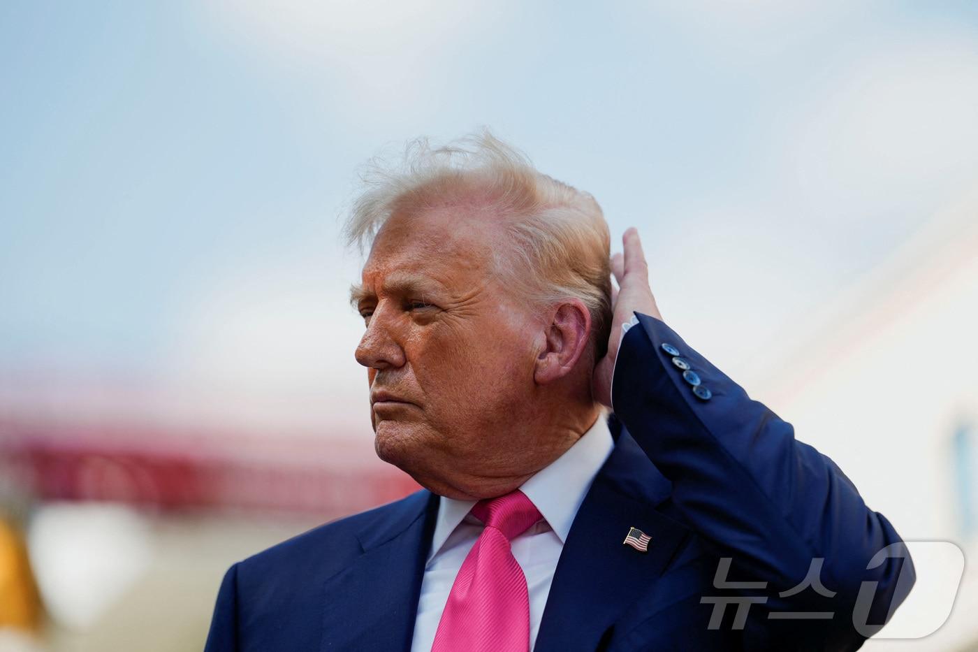 7월 24일&#40;현지시간&#41; 도널드 트럼프 미국 대통령이 워싱턴DC 연방준비제도&#40;Fed&#41; 이사회 건물 개보수 공사 진행 상황을 살펴보고 있다. 2025.07.24. ⓒ 로이터=뉴스1 ⓒ News1 윤다정 기자