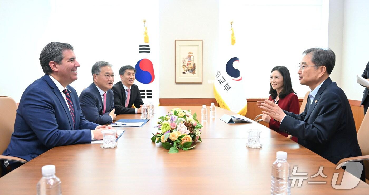  조현 외교부 장관과 김진아 외교부 2차관이 25일 방한 중인 마이클 리가스 미국 국무부 관리 및 인사 담당 부장관과 면담했다. 2025.07.25. (외교부 제공)