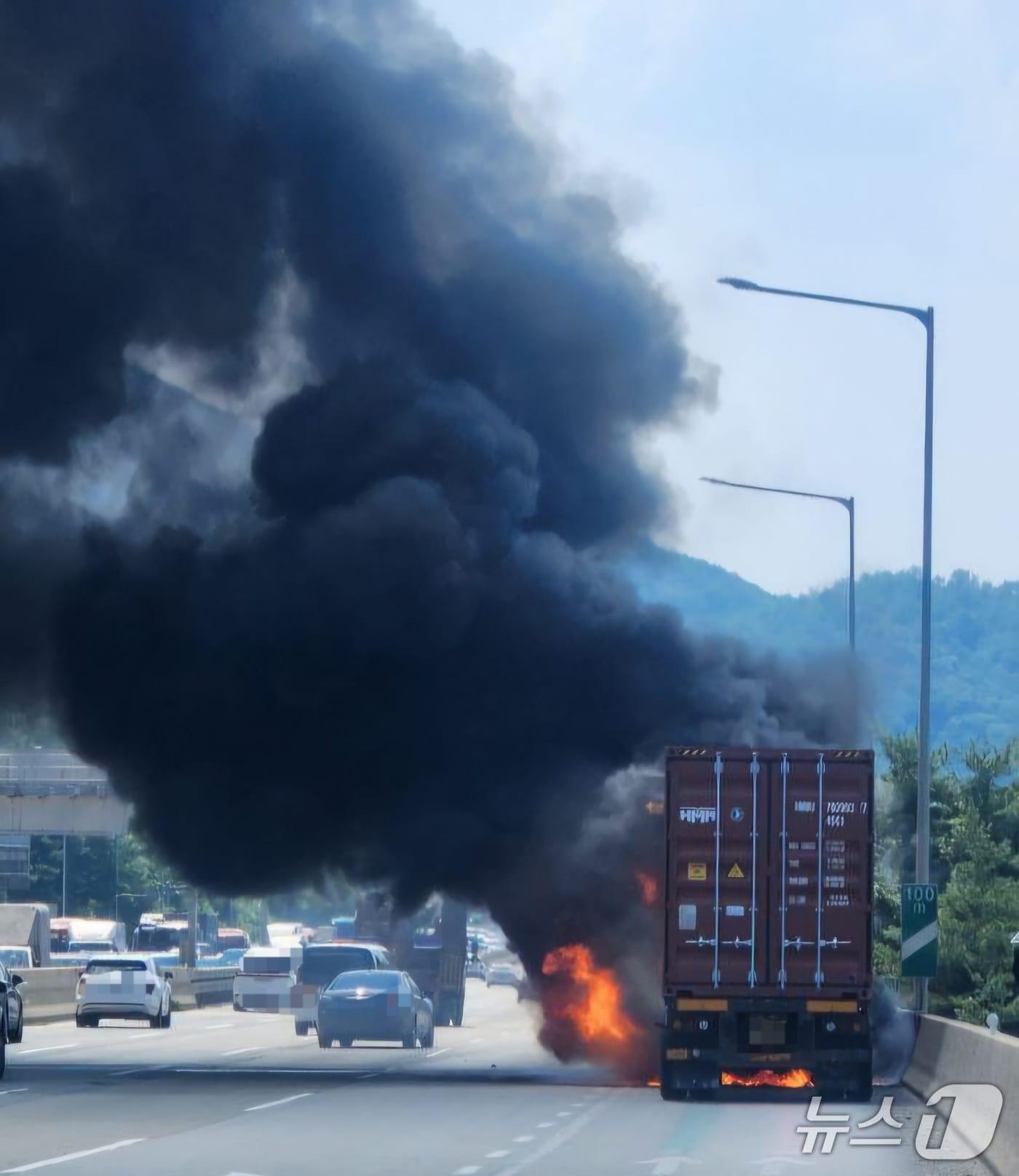 본문 이미지 - 화재 현장. &#40;경기도소방재난본부 제공. 재판매 및 DB 금지&#41; 2025.7.25/뉴스1