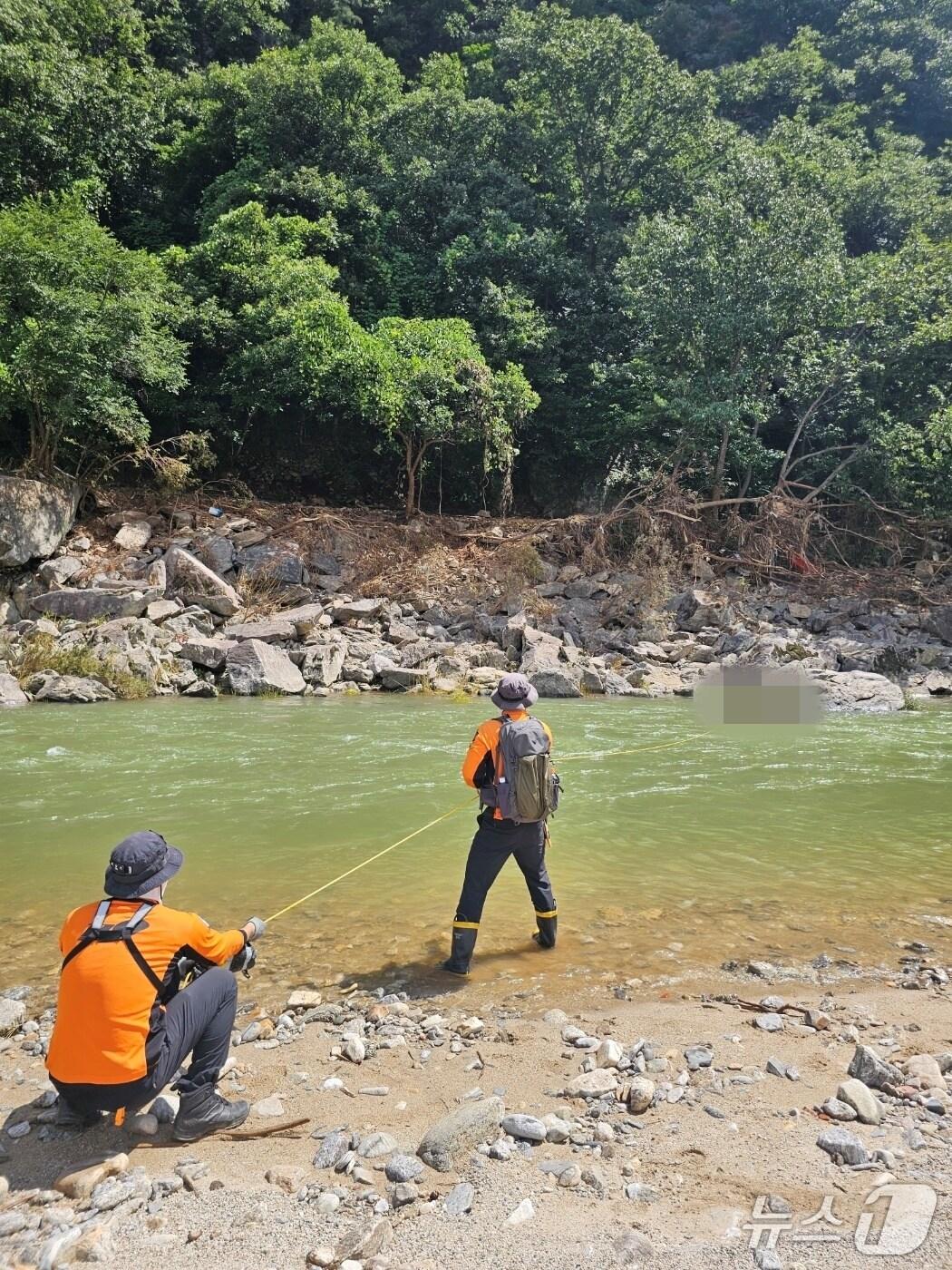 본문 이미지 - 실종자 시신 인양하는 강원도소방본부.&#40;뉴스1 DB&#41; 