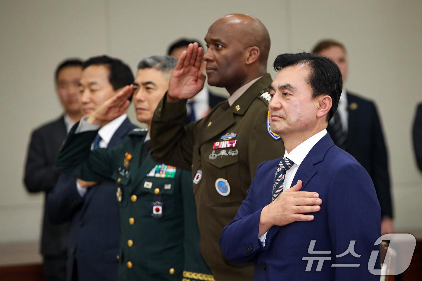 안규백 국방부 장관이 지난 25일 서울 용산구 국방부 청사에서 열린 &#39;제51대 국방부 장관 취임식&#39;에서 국민의례를 하고 있다. &#40;국방부 제공. 재판매 및 DB 금지&#41; 2025.7.25/뉴스1