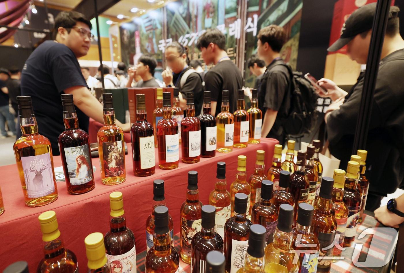 25일 서울 강남구 코엑스에서 막을 올린 제5회 서울바앤스피릿쇼(Seoul Bar & Spirits Show, 서울바쇼)에서 방문객들이 위스키를 시음하고 있다. 2025.7.25/뉴스1 ⓒ News1 오대일 기자