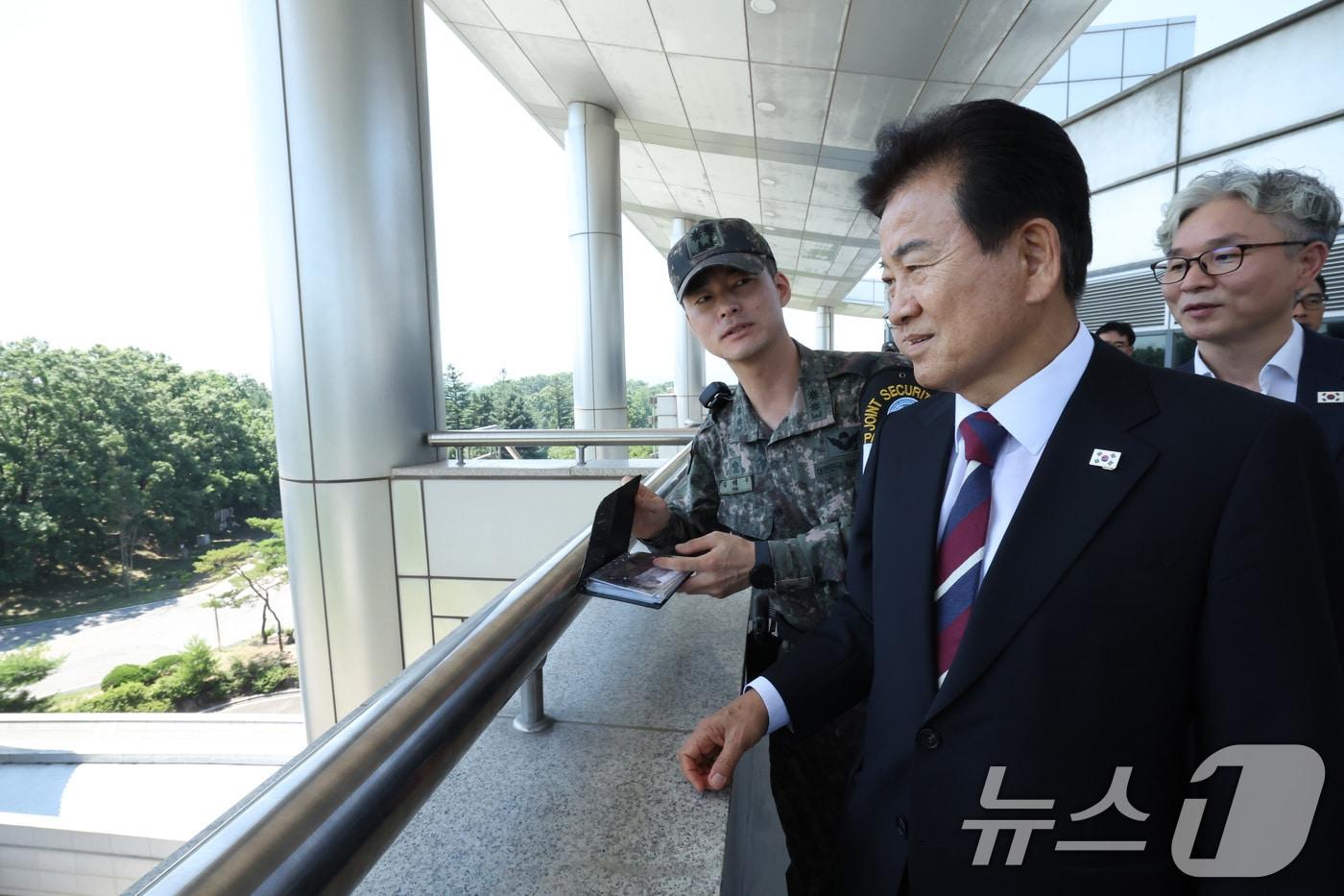 정동영 통일부 장관이 경기도 파주시에 위치한 판문점 공동경비구역&#40;JSA&#41;을 방문해 남북 연락채널 등 현지상황을 점검하고 있다. &#40;통일부 제공. 재판매 및 DB 금지&#41; 2025.7.25/뉴스1 ⓒ News1 임세영 기자