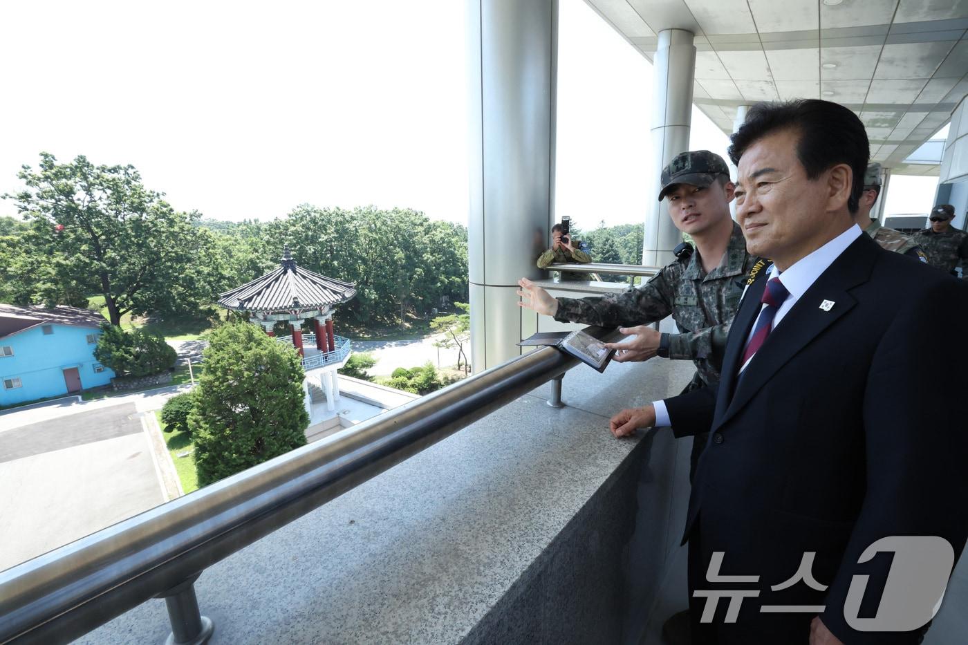 정동영 통일부 장관이 지난 7월 경기도 파주시에 위치한 판문점 공동경비구역(JSA)을 방문해 남북 연락채널 등 현지상황을 점검하고 있다. (통일부 제공. 재판매 및 DB 금지) 2025.7.25/뉴스1 ⓒ News1 임세영 기자