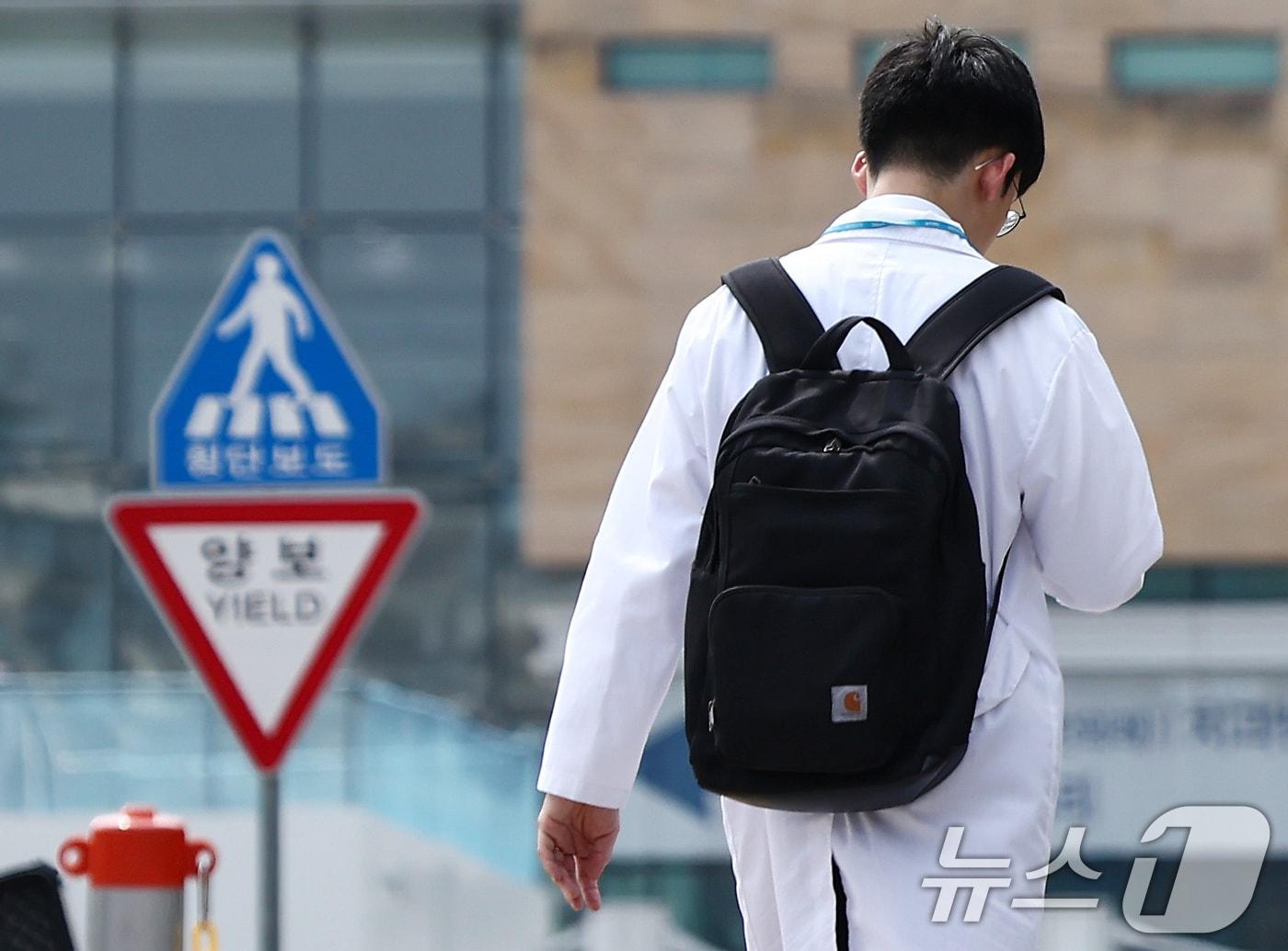 본문 이미지 - 25일 오후 서울 시내의 한 병원에서 의료진이 이동하는 모습. 2025.7.25/뉴스1 ⓒ News1 김민지 기자