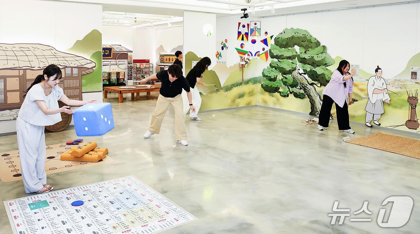 사진은 대구대 중앙박물관에서 개막한  '놀다x잇다' 특별전 전통 놀이체험 모습. (대구대 제공. 재판매 및 DB 금지)