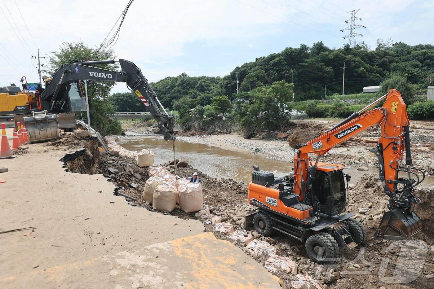경기 가평군 수해 피해 지역에서 복구 작업이 이뤄지고 있다.&#40;가평군 제공. 재판매 및 DB 금지&#41; /뉴스1