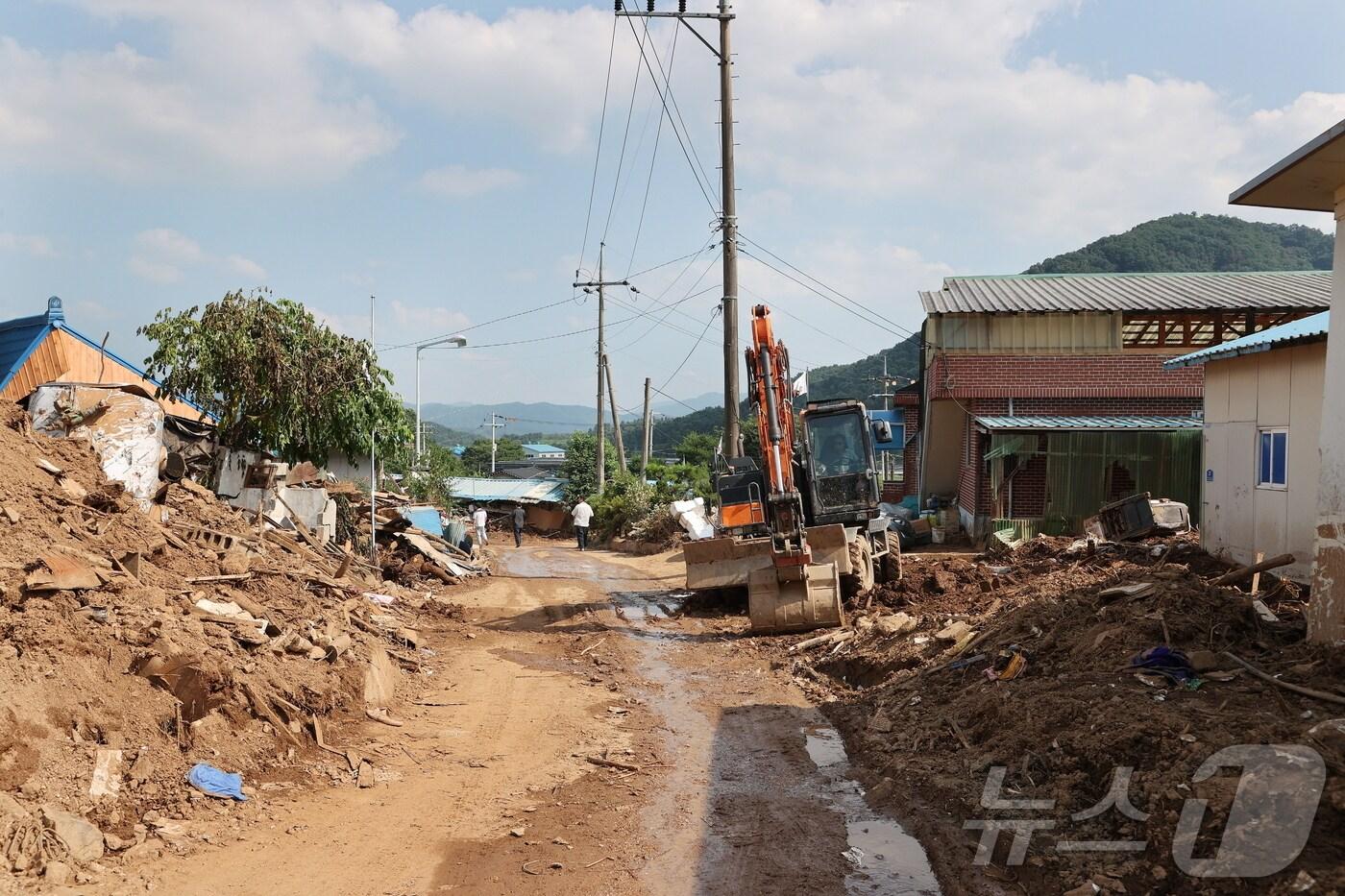 경기 가평군 수해 피해 지역에서 복구 작업이 이뤄지고 있다.&#40;가평군 제공. 재판매 및 DB 금지&#41; 2025.7.25/뉴스1 ⓒ News1 양희문 기자