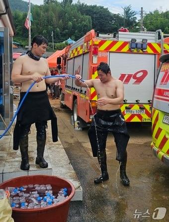 본문 이미지 - 소방대원이 산청군 신등면 율현리 실종자 수색 현장에서 냉수 마찰로 무더위를 달래고 있다. 2025.7.25/뉴스1 한송학기자