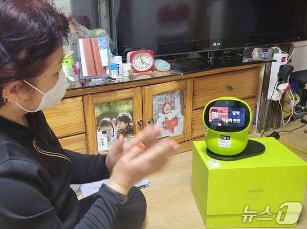 본문 이미지 - AI 말벗과 대화하는 한 노인&#40;익산시 제공. 재판매 및 DB금지&#41;