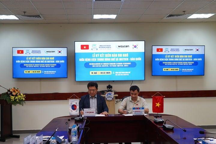 본문 이미지 - 웨이센 김경남 대표&#40;왼쪽&#41;와 후에중앙병원 팜느히엡 병원장이 MOU문서에 서명을 하고 있다. &#40;웨이센 제공&#41;