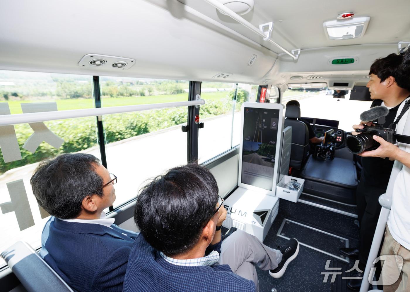 본문 이미지 - 김홍규 강원 강릉시장이 25일 연곡면사무소 주차장에서 열린 자율주행 마실버스 시승식에 참석해 직접 시승해보고 있다.(강릉시 제공, 재판매 및 DB 금지) 2025.7.25/뉴스1