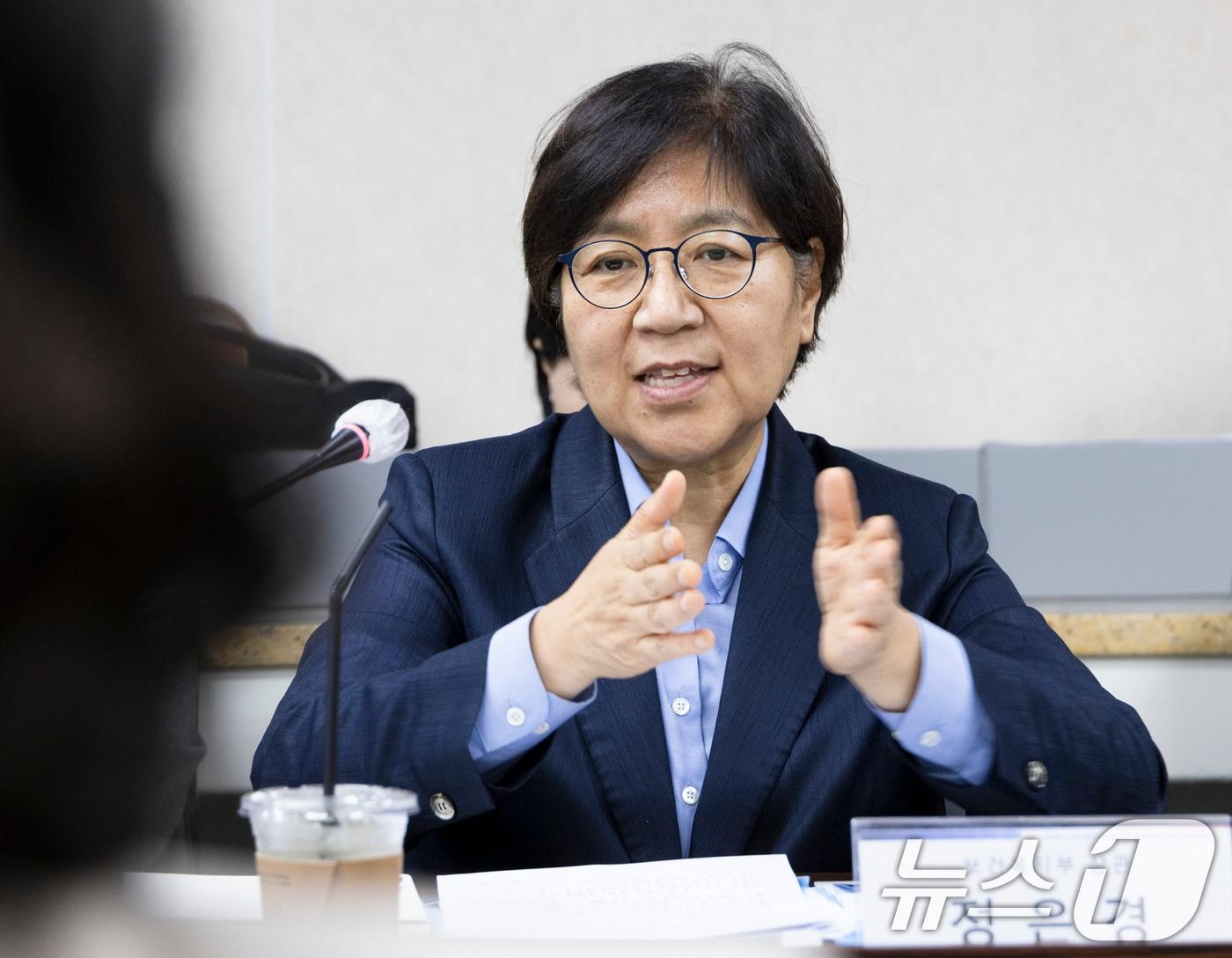 본문 이미지 - 정은경 보건복지부 장관이 25일 서울 중구 한국생명존중희망재단에서 열린 '자살예방 전문가 간담회'에서 자살예방상담전화 콜센터 추가 개소 준비 상황과 심리부검 체계를 점검하고 자살예방 전문가와 실효적 자살예방 대책에 대해 논의하고 있다. (보건복지부 제공. 재판매 및 DB 금지) 2025.7.25/뉴스1