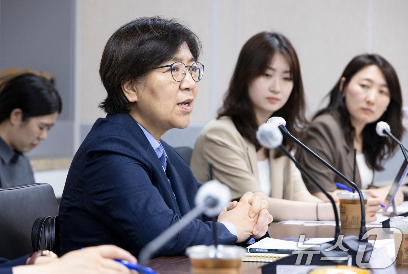 정은경 보건복지부 장관이 25일 서울 중구 한국생명존중희망재단에서 열린 &#39;자살예방 전문가 간담회&#39;에서 자살예방상담전화 콜센터 추가 개소 준비 상황과 심리부검 체계를 점검하고 자살예방 전문가와 실효적 자살예방 대책에 대해 논의한 모습. &#40;보건복지부 제공. 재판매 및 DB 금지&#41; 2025.7.25/뉴스1