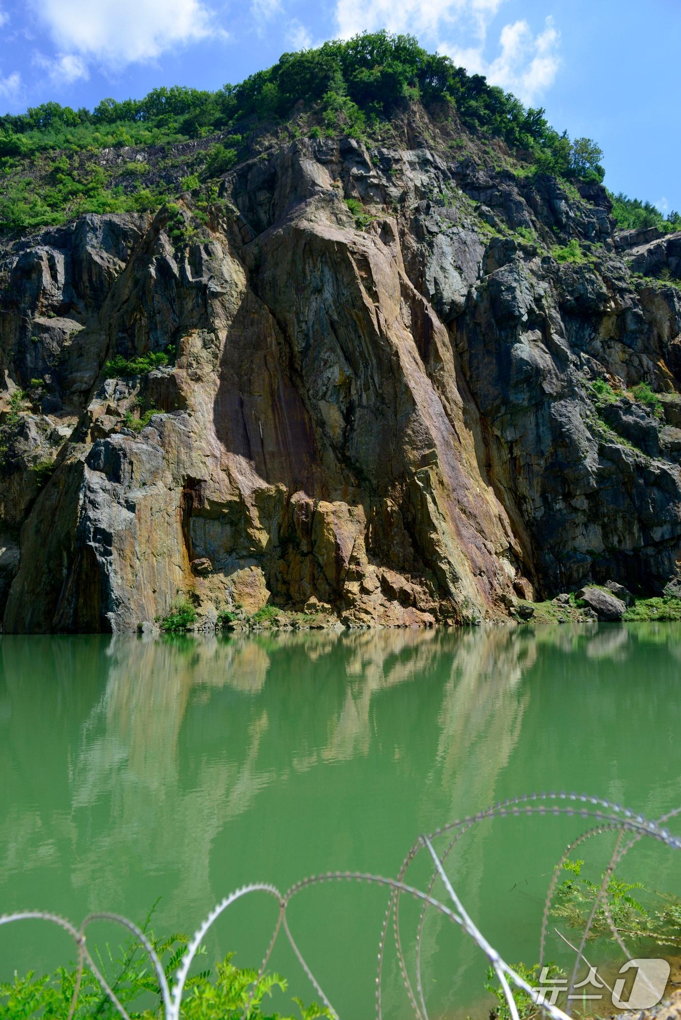 본문 이미지 - 대구 달성군 가창면에 있는 채석장. 최근 SNS에서 입소문을 타면서 관광객의 발길이 이어지고 있다.2025.7.25/뉴스1 ⓒ News1 이성덕 기자