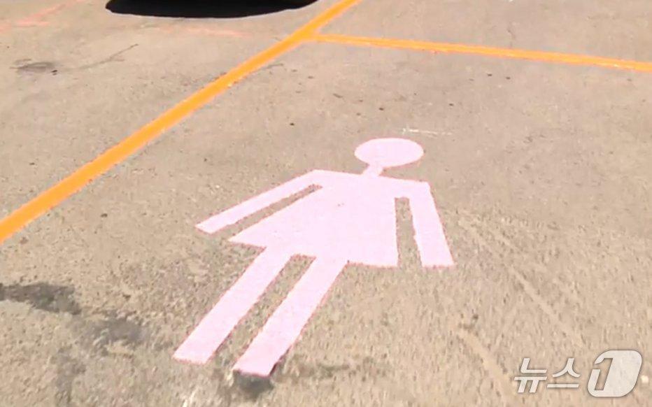 본문 이미지 - 스페인 레온시의 여성 전용 주차 구역. (출처=엑스) 2025.7.25./뉴스1