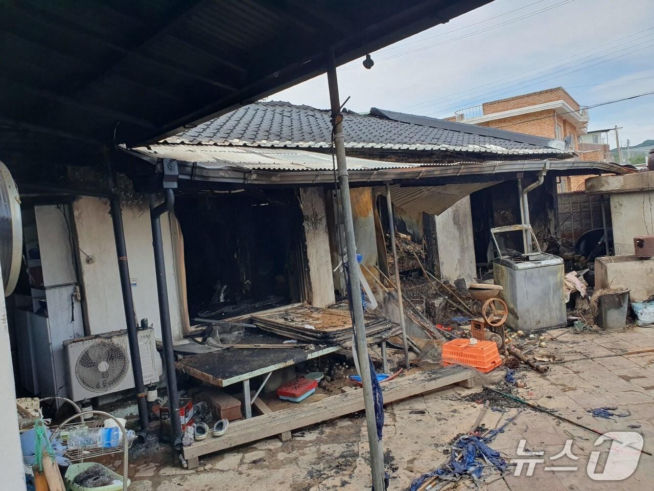 본문 이미지 -  지난 4일 화재가 발생한 순창의 한 단독주택.&#40;전북소방본부 제공. 재판매 및 DB금지&#41;
