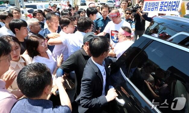 본문 이미지 - 통합 행보를 위해 25일 완주군 봉동을 찾은 우범기 전주시장이 반대 단체들의 거센 항의를 받으며 차에 오르고 있다.&#40;독자제공&#41;/뉴스1