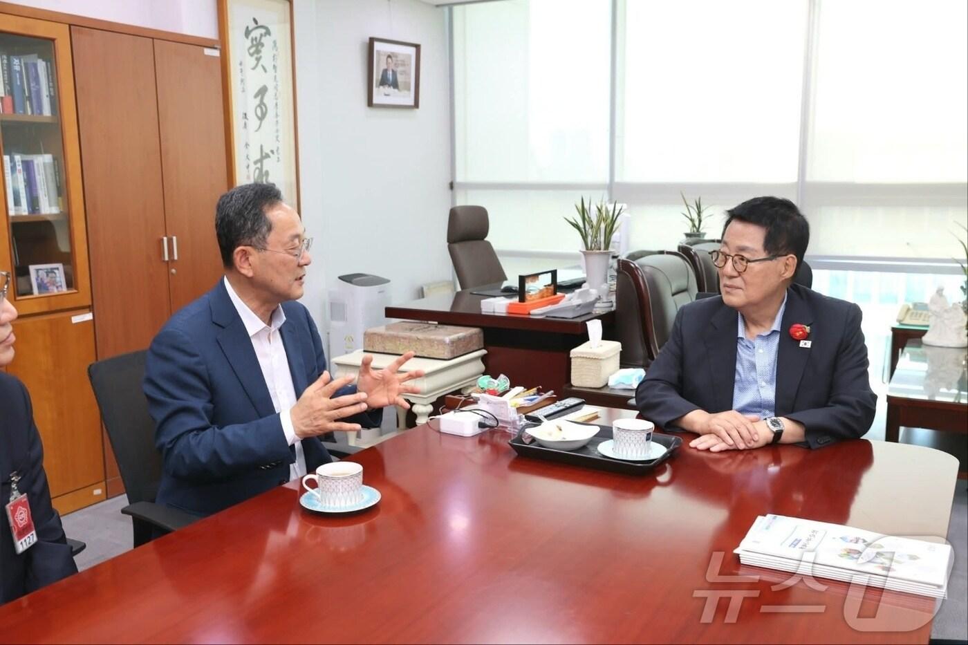 명현관 해남군수는 최근 박지원 국회의원 만나 국정 과제와 지역 주요사업에 대한 정부 차원의 지원을 요청했다. &#40;해남군 제공. 재판매 및 DB금지&#41; /뉴스1 