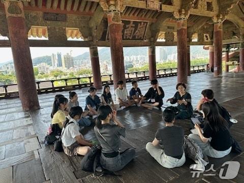 본문 이미지 - 25일 밀양을 찾은 일본 야스기시 청소년들이 밀양 영남루를 방문했다.(밀양시 제공. 재판매 및 DB금지)