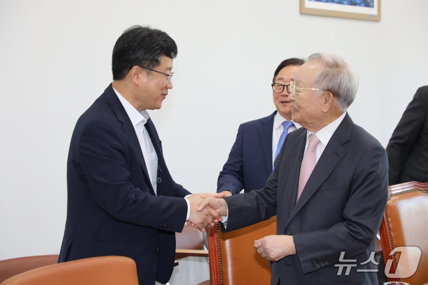 손경식 한국경영자총협회 회장이 25일 안호영 국회 환경노동위원장을 만나 노조법 개정안에 대한 우려를 전했다. (사진제공 =  한국경영자총협회)