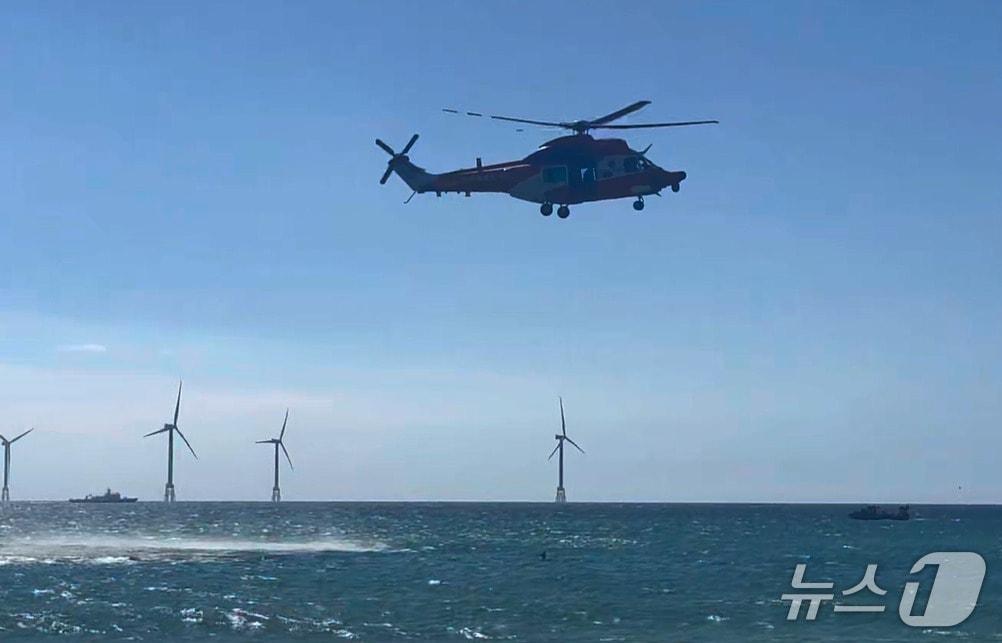 본문 이미지 - 25일 제주 곽지해수욕장 인근에서 소방헬기가 실종자를 구조하는 모습.(제주도소방안전본부 제공. 재판매 및 DB 금지)