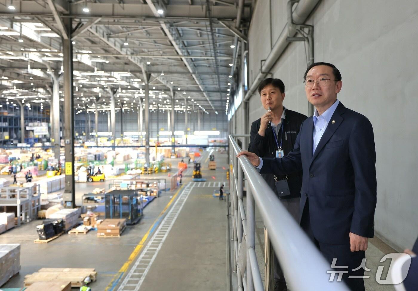 이명구 관세청장(오른쪽)이 항공 및 특송화물 통관 현장을 점검하고 있다. (관세청 제공.재판매 및 DB 금지)/뉴스1