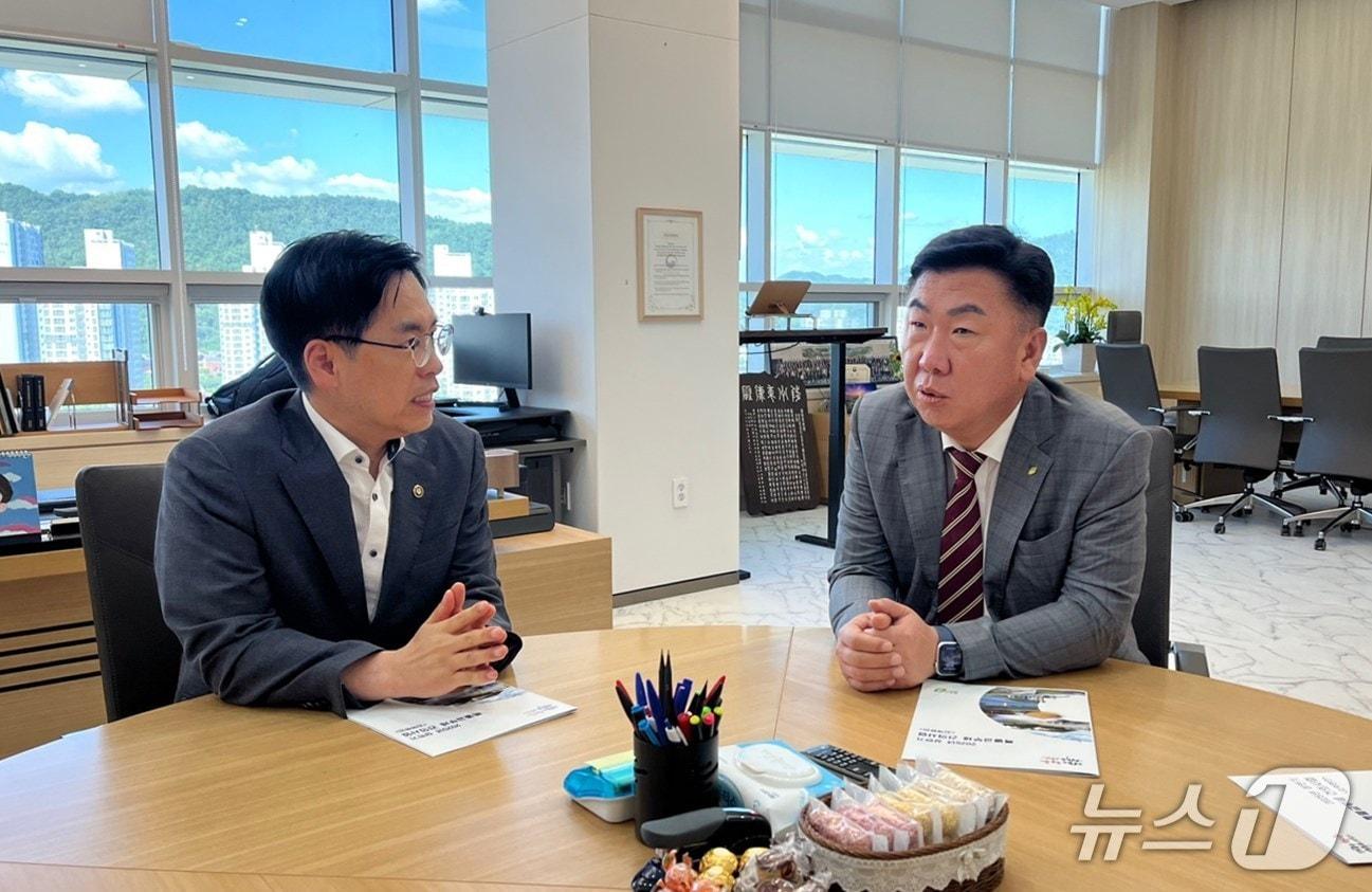 본문 이미지 -  왼쪽부터 김민재 행안부 차관, 이범석 시장.(청주시 제공)/뉴스1