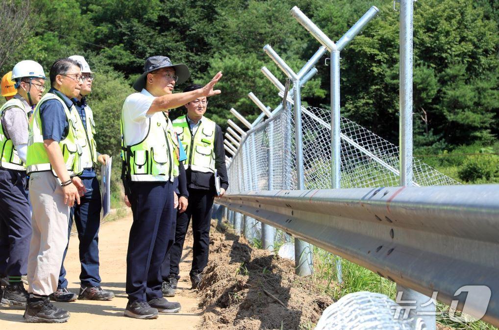 본문 이미지 - 경부고속선 천안~오송 수해복구 작업 현장 점검을 하고 있는 이성해 국가철도공단 이사장(오른쪽 두 번째) (국가철도공단 제공.재판매 및 DB금지)/뉴스1