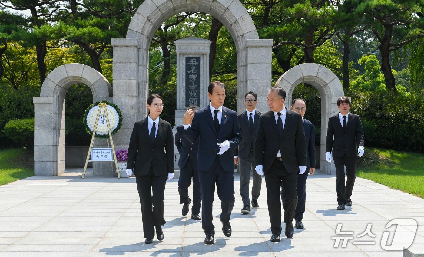 25일 취임한 권오을 국가보훈부 장관이 국립서울현충원을 찾아 학도의용군 무명용사탑에 헌화 참배를 하고 있다. (국가보훈부 제공)