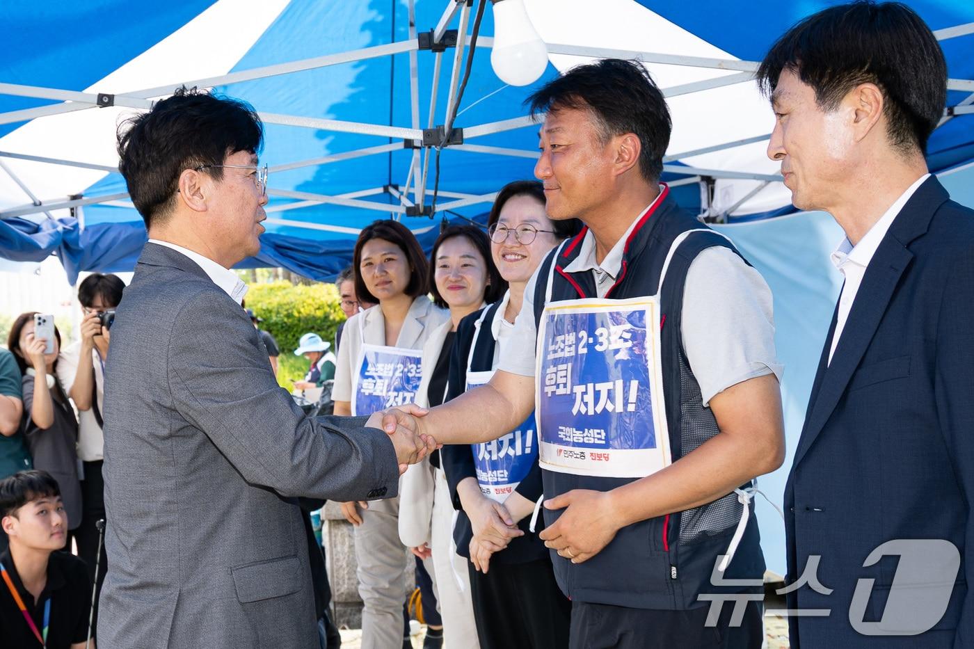 김영훈 고용노동부 장관이 25일 서울 여의도 국회 본청 앞 진보당·민주노총 노조법 2·3조 후퇴 저지 및 온전한 노조법 개정 촉구 농성장을 방문해 양경수 민주노총 위원장과 인사하고 있다. 2025.7.25/뉴스1 ⓒ News1 유승관 기자