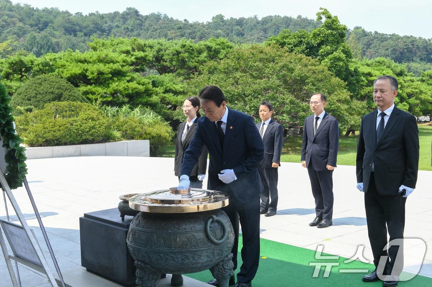 권오을 국가보훈부 장관이 25일 서울 동작구 국립서울현충원을 찾아 현충탑에 참배하고 있다. (국가보훈부 제공. 재판매 및 DB 금지) 2025.7.25/뉴스1
