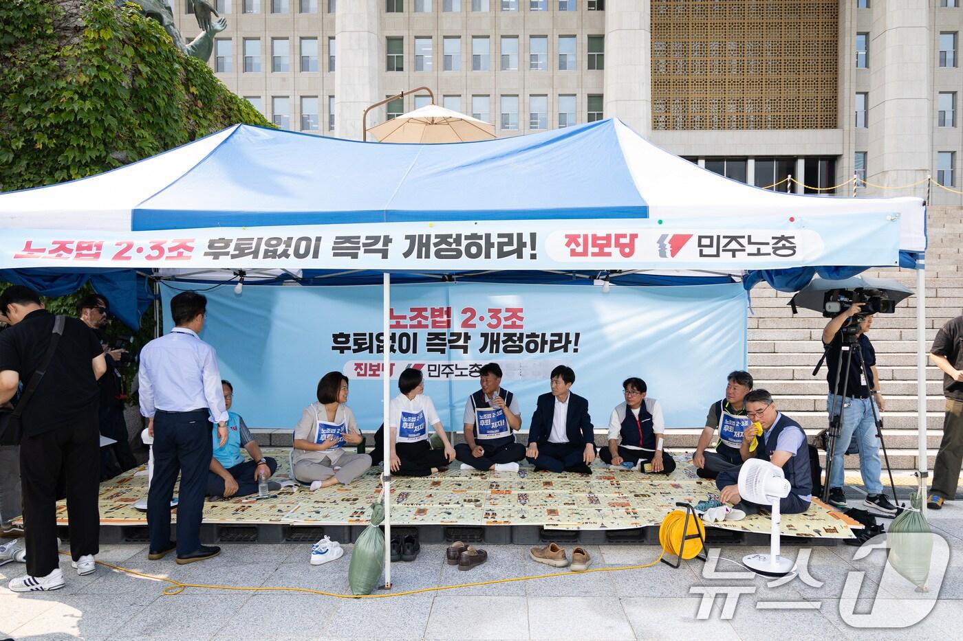 진보당 국회의원 및 민주노총 조합원들이 25일 서울 여의도 국회 본청 앞에서 노조법 2·3조 후퇴 저지 및 온전한 노조법 개정을 촉구하는 천막 농성을 하고 있다. 2025.7.25/뉴스1 ⓒ News1 유승관 기자