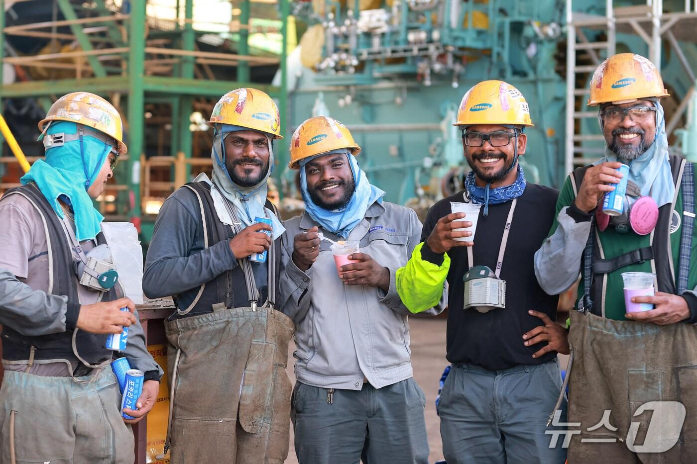 수박화채와 이온음료를 들고 웃는 외국인 근로자.(삼성중공업 제공. 재판매 및 DB금지)