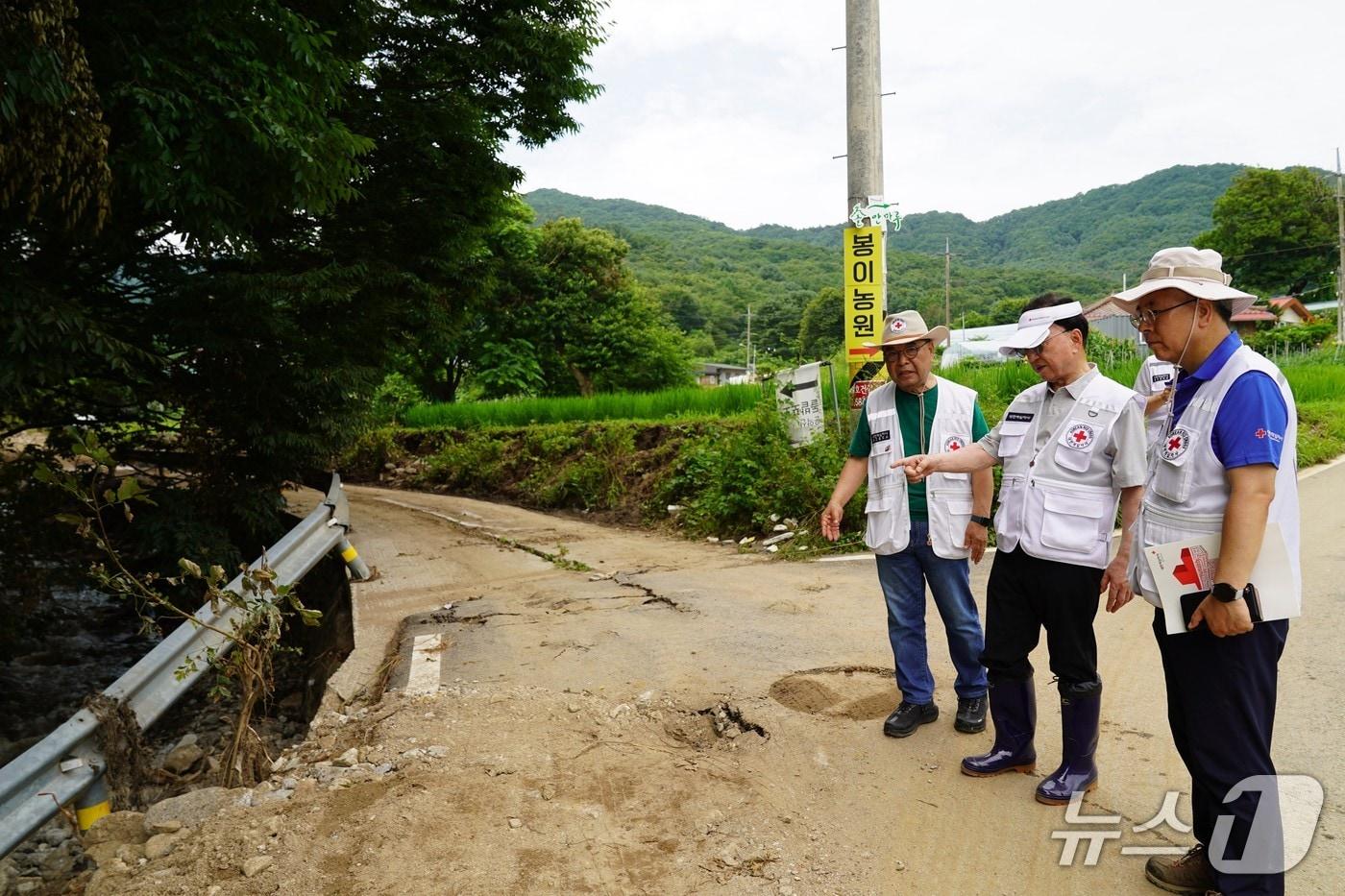 김철수 대한적십자사 회장&#40;가운데&#41;과 이재정 적십자 경기지사 회장&#40;맨 위쪽&#41;이 집중호우로 피해입은 경기 가평군을 찾아 구호활동을 전개하고 있다.&#40;대한적십자사 경기도지사 제공&#41;