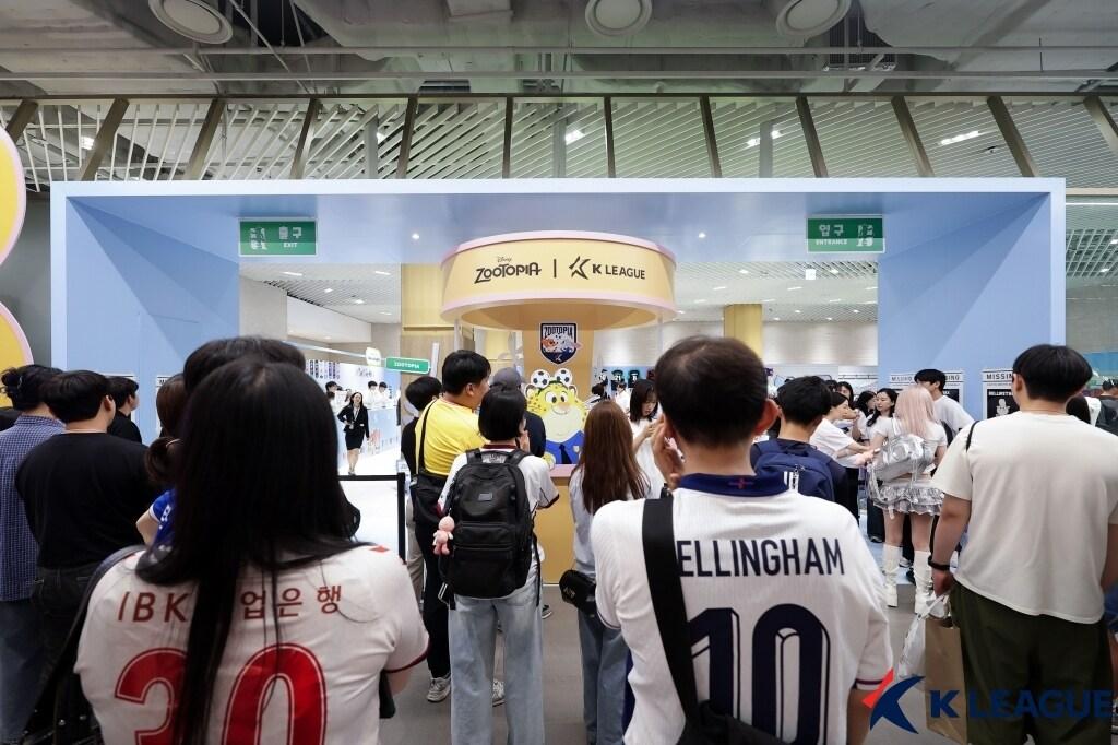 본문 이미지 - K리그-주토피아 협업 팝업스토어가 많은 관심을 받고 있다. &#40;한국프로축구연맹 제공&#41;
